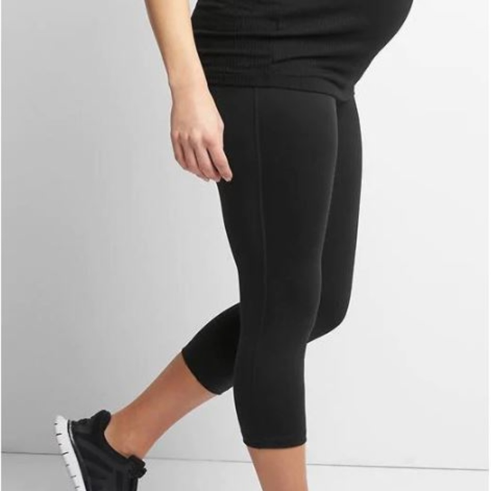 Maternity GapFit Blackout Full Panel Capris